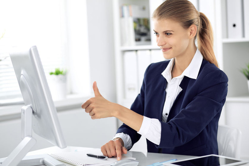 woman-at-computer-desk-thumbs-up